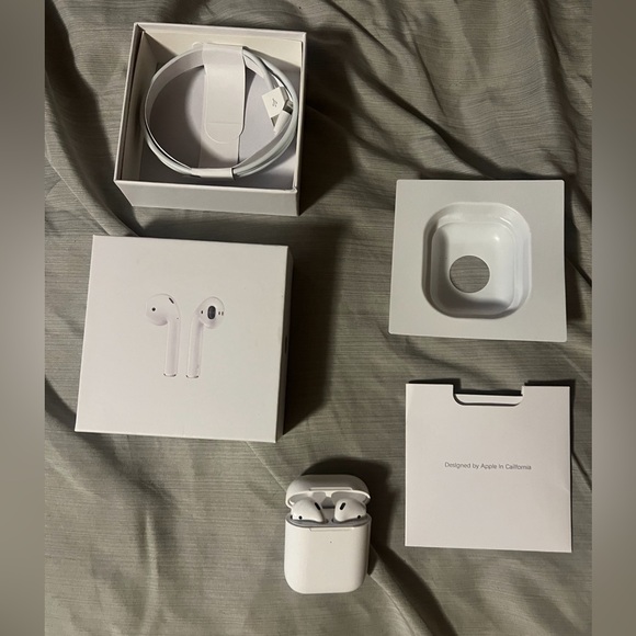 Apple AirPods - Picture 1 of 2
